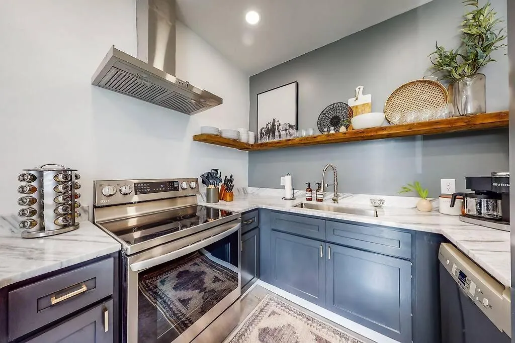 Luxury 8 Bed/4 Ba Nulu Home Private Yard/Parking Louisville-Jefferson County Hébergement de vacances